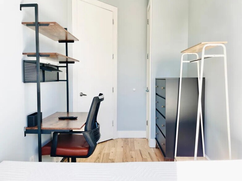 Building Photo - Furnished room/NOT APARTMENT