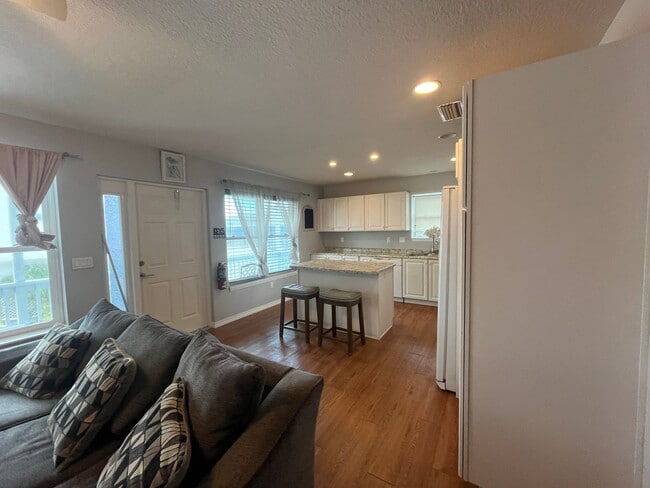 Building Photo - Flagler Beach 2BR/1.5BA Fully Furnished Upstairs Apartment – Across from the Ocean