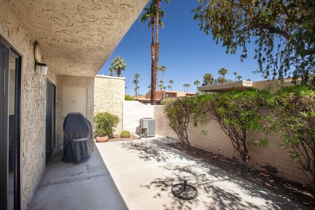 Building Photo - 2348 Los Coyotes Dr