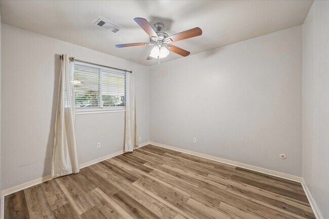 Building Photo - 8403 Meadowshire St