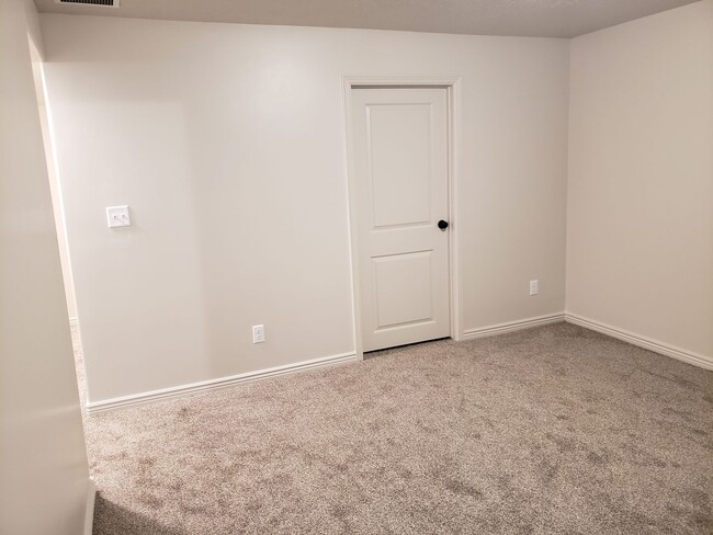 Building Photo - Spacious Spanish Fork Townhome