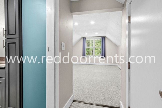 Building Photo - 2028 Hoyt Ave