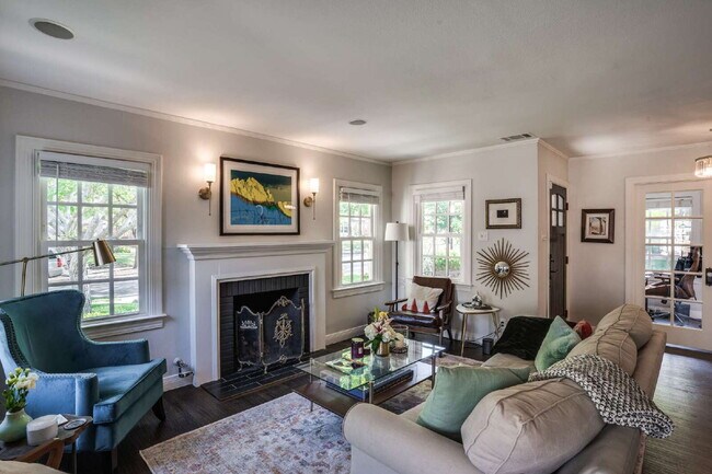 Building Photo - A Stunning, Updated Home in the heart of Dallas