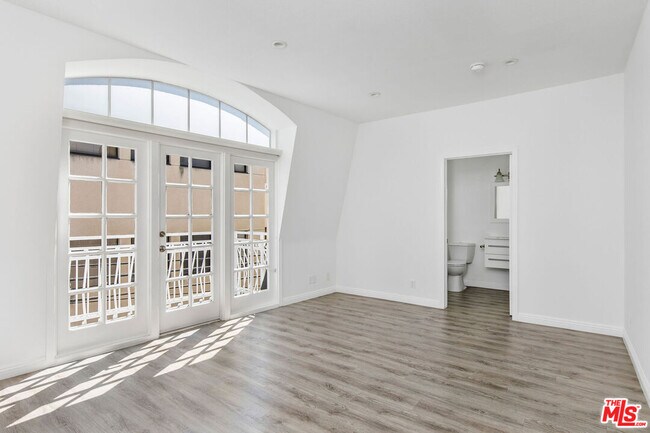 Building Photo - 9800 Vidor Dr