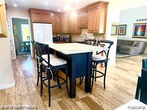 Building Photo - 4784 Valleyview Dr S