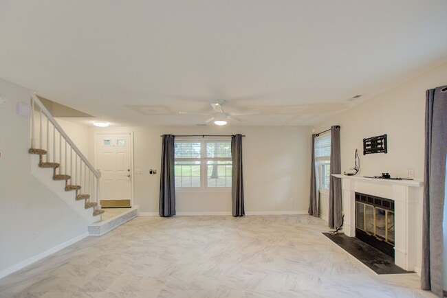 Building Photo - 2 Bed, 2 Bath Centrally Located Condo in G...