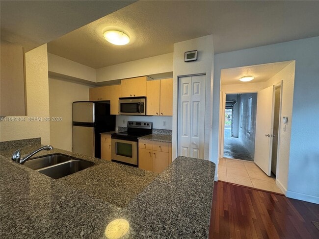 Building Photo - 2557 Centergate Dr