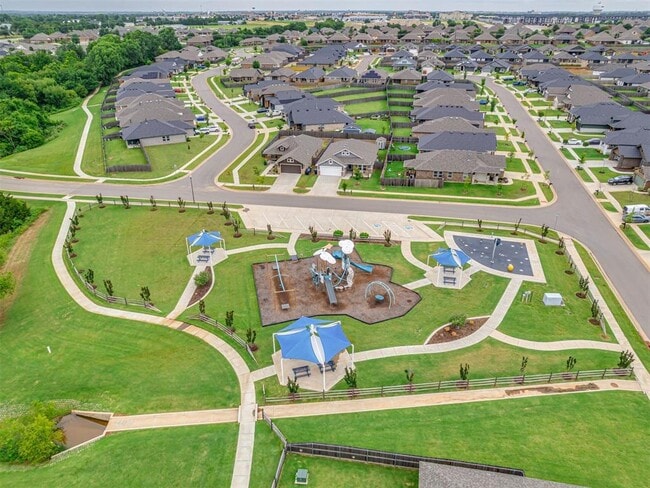 Building Photo - 417 Pergola St