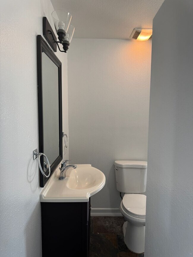 Building Photo - 939 University Ave