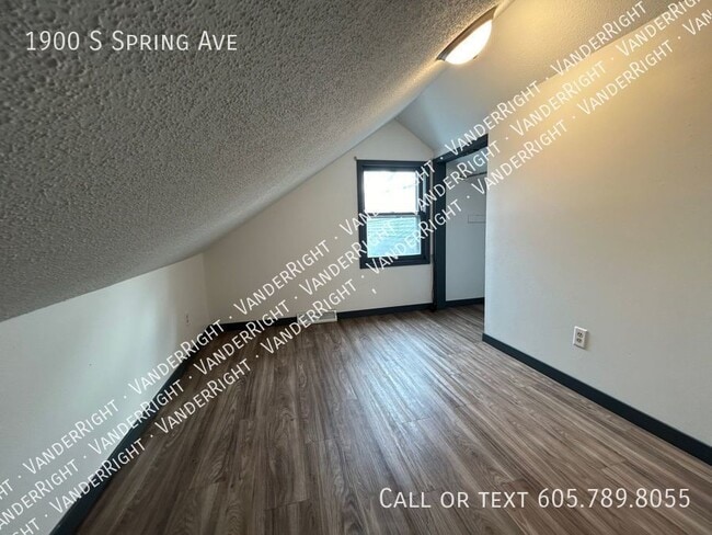 Building Photo - Spacious 4 Bedroom House With Huge Garage!