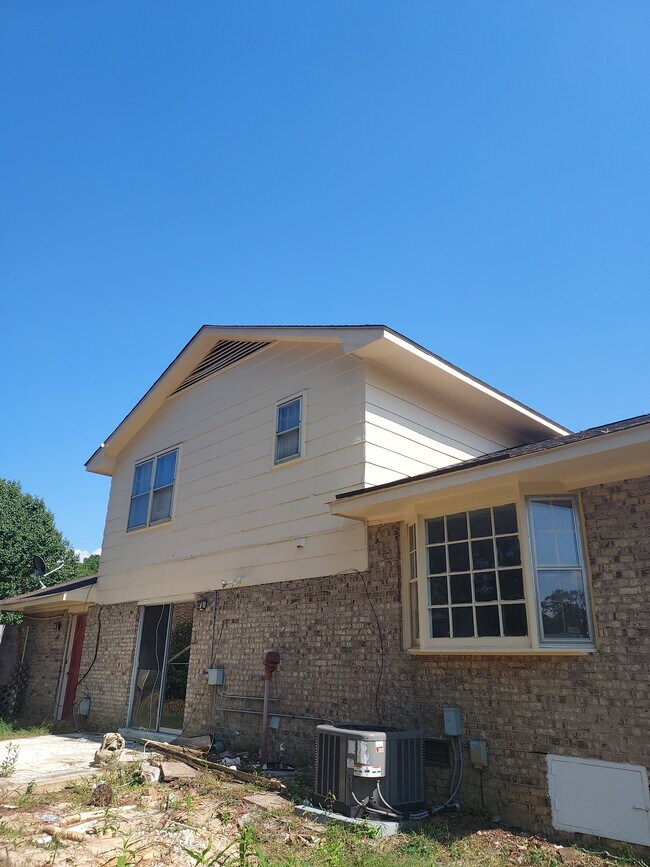 Building Photo - 726 Platinum St