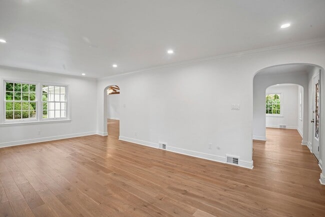 Building Photo - Elegant Fox Chapel 4-Bedroom, 3.5-Bath Home
