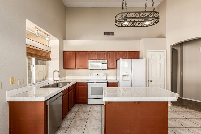 Building Photo - Beautiful 3 bedroom home in Ahwatukee Foothills with sparkling pool!