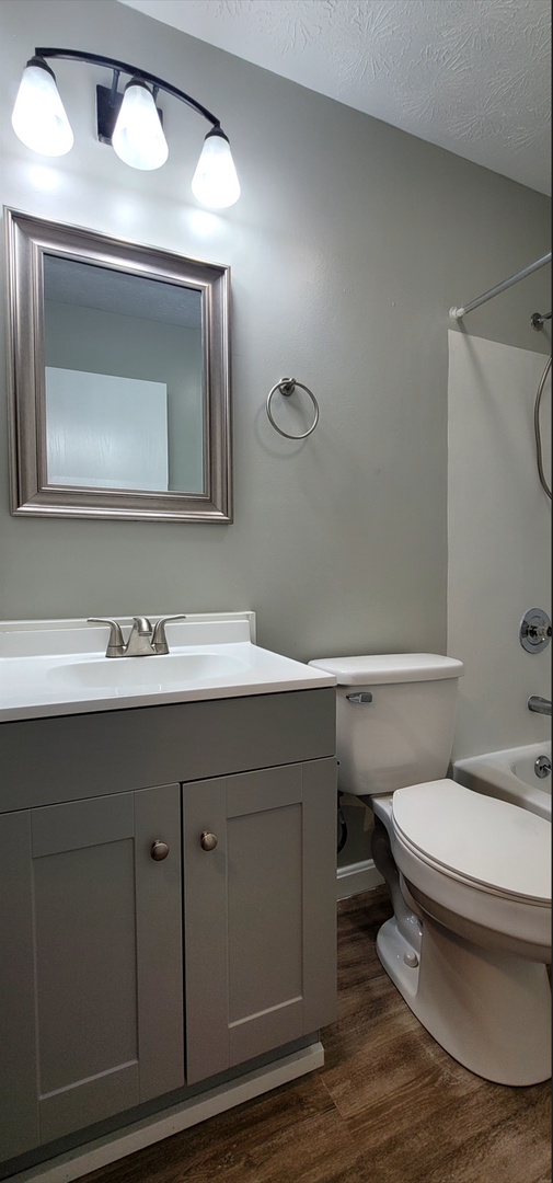 Building Photo - Beautiful 2 bedroom 1.5 bath Condo with at...