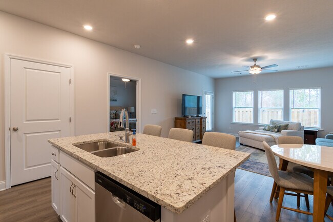 Building Photo - 1091 Primrose Dr