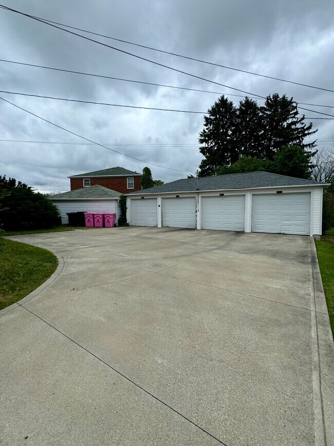 Building Photo - 923 Dickson Pky