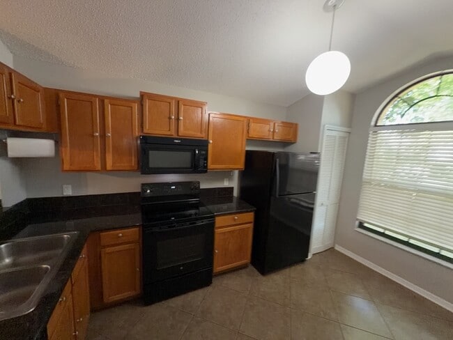 Building Photo - 2201 Grasmere Dr