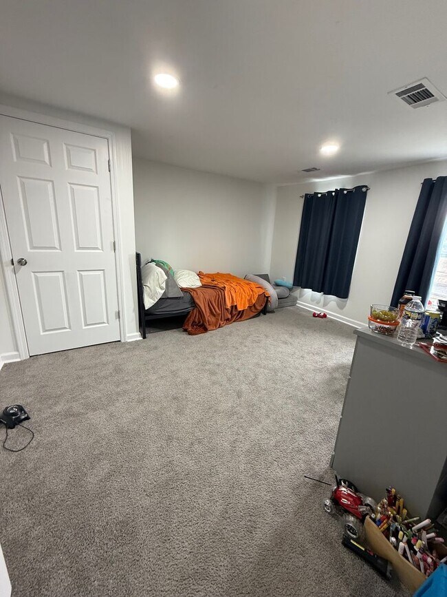 Building Photo - 4 Bedroom 1 Bathroom