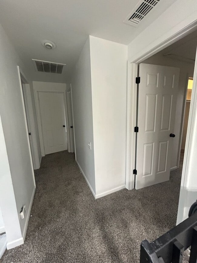 Building Photo - 3 bed 2 bath fenced in yard!!