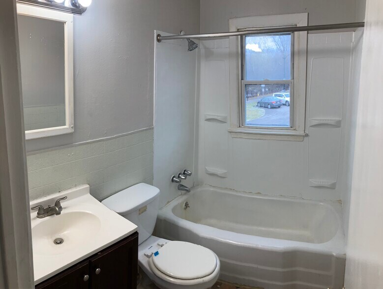 Building Photo - 211 Shoshone St