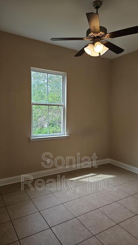 Building Photo - 2812 Spain St