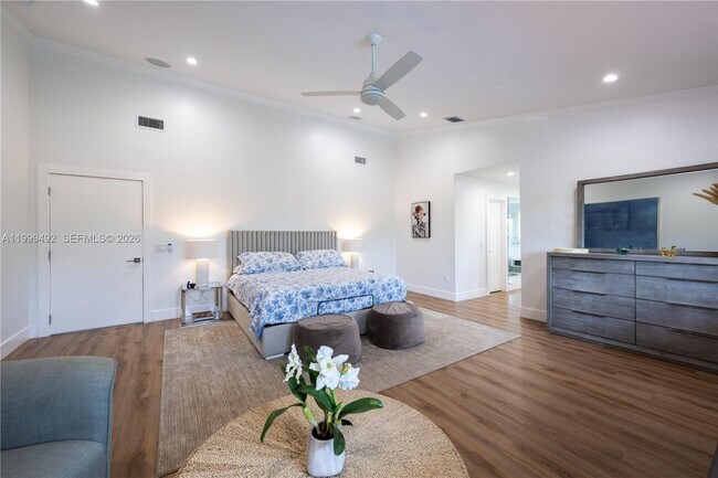 Building Photo - 7125 Los Pinos Blvd