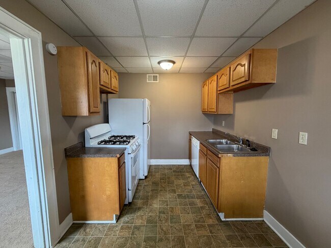 Building Photo - North of Downtown Akron: Updated 1BR with Tall Ceilings & Natural Light
