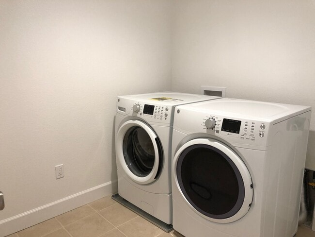 Building Photo - Tri-level Townhome with 2 Car Attached Gar...
