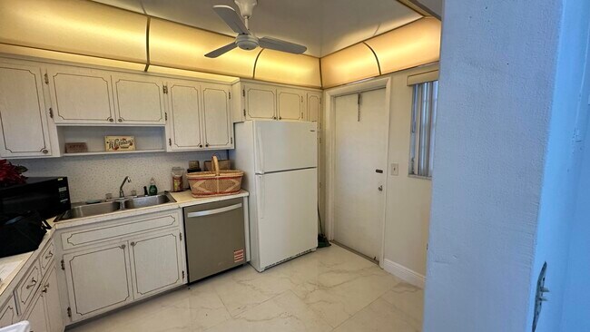 Building Photo - 330 SE 2nd St