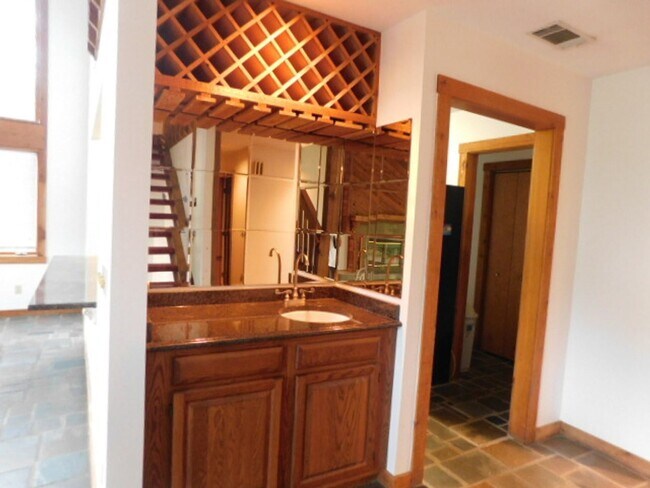 Building Photo - 20 Toppin Dr