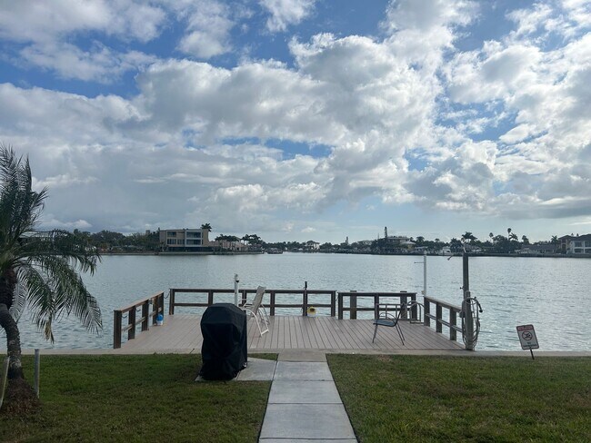 Building Photo - Renovated Treasure Island 1BR Condo - Steps to the Beach!