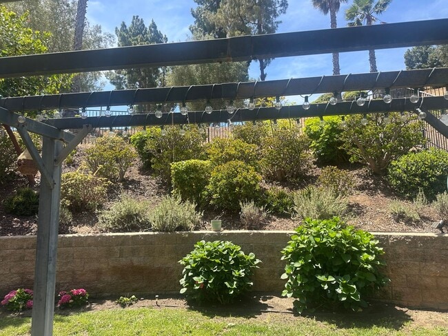 Building Photo - AVAILABLE NOW!!! 3 Bedroom 3 bath Private OASIS backyard in Vista, CA.
