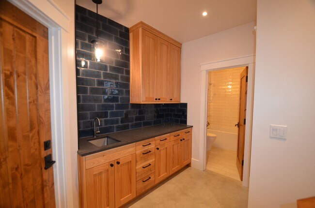 Building Photo - 300 Washington Rd