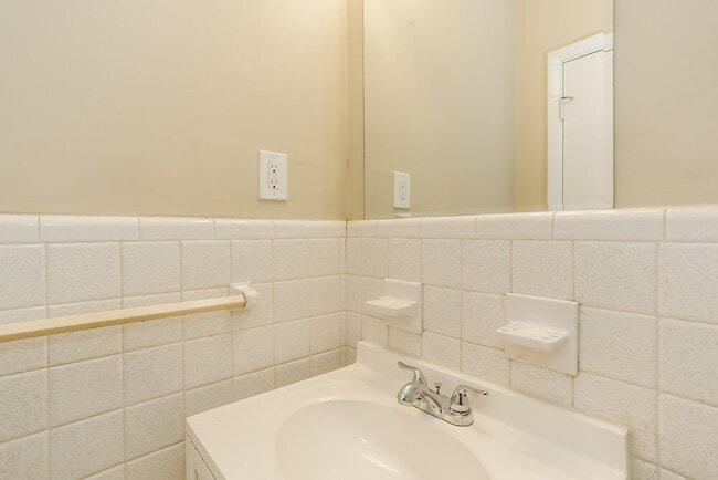 Building Photo - 2410 Ridgeway Dr