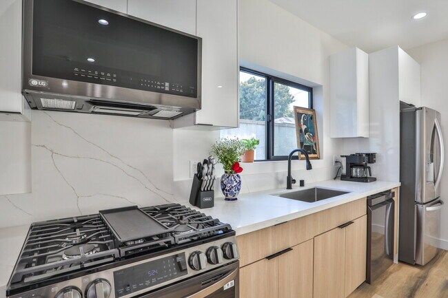 Building Photo - OPEH HOUSE SAT 05/02/26 10 am - 3 pm   Beautiful, Fully Furnished 2BR w/ washer / dryer appliances