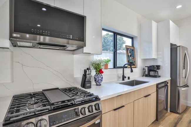 Building Photo - OPEN HOUSE SUN 05/17/26 9 AM - 2 AM  Beautiful, Fully Furnished 2BR w/ washer / dryer appliances