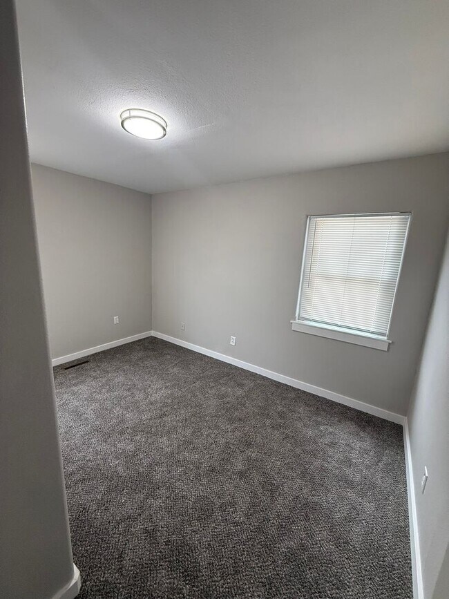 Building Photo - 2/1 Updated Hillyard Home