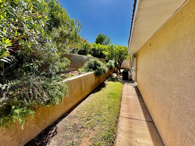 Building Photo - 3-BR Pet-Friendly Home in Bloomington Hills