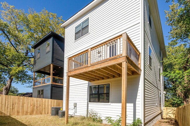 Building Photo - Stunning 4-Bedroom Nashville Home with Granite Countertops, Hardwood Floors, and Fireplace!