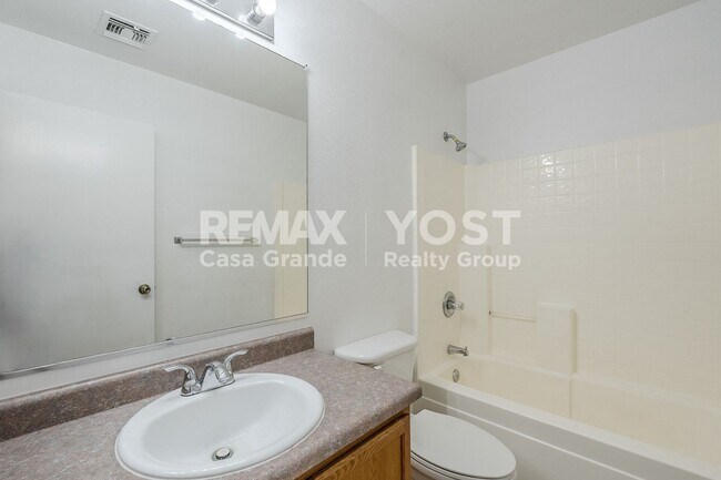 Building Photo - Spacious Living in SK Ranch!