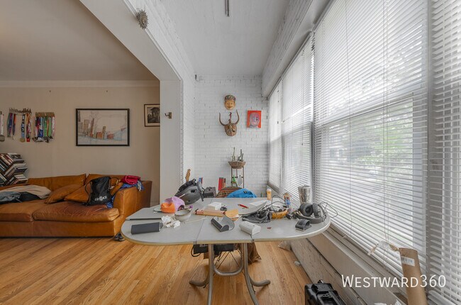 Building Photo - 1406 W Farragut Ave