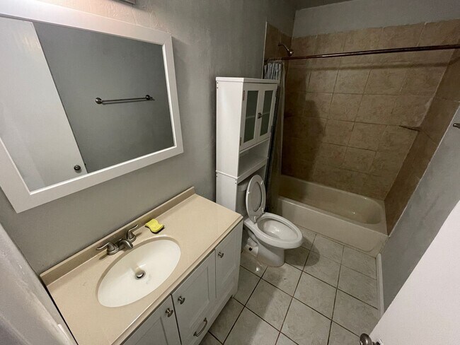 Building Photo - 3 br, 1 bath House - 1225 NW 91st St