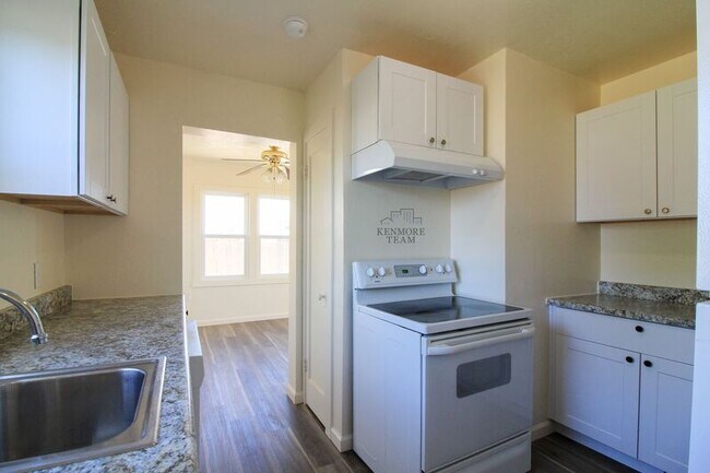 Building Photo - 704 Benham St