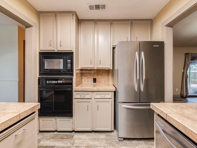 Building Photo - 9805 Murmuring Creek Dr
