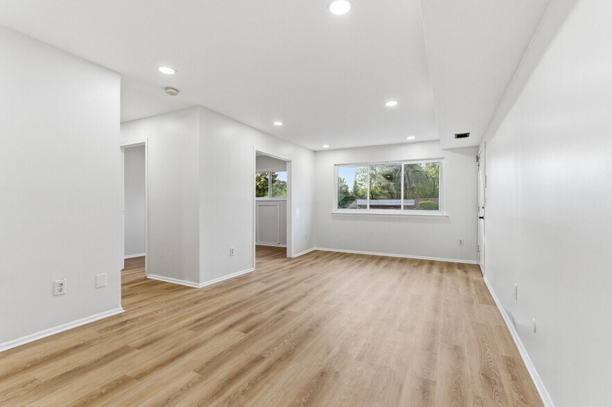 Building Photo - 491 College Dr