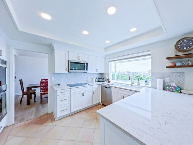 Building Photo - FURNISHED - Elegant 3 bedroom with office ...