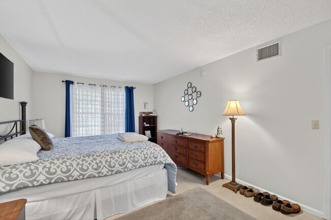 Building Photo - 9810 Pineapple Tree Dr