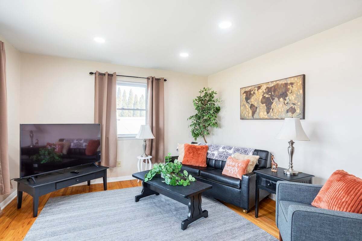 Building Photo - 2346 Pine St