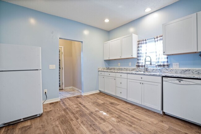 Building Photo - Quality 2 Bed 1.5 Bathrooms Home - Availab...
