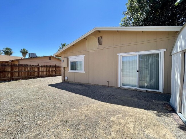 Building Photo - Large yard, 2 bed 1 bath home